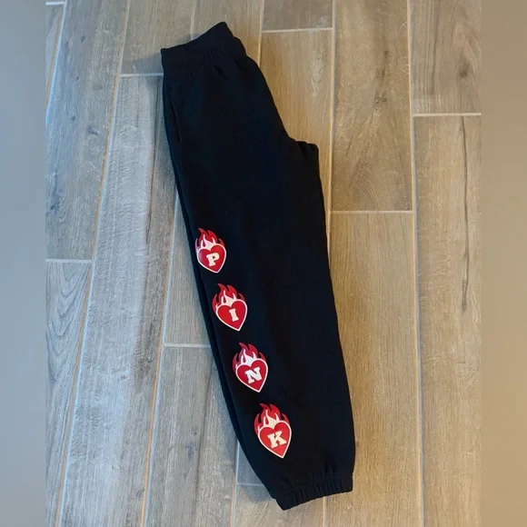 NWOT PINK Victoria's Secret Womens Black Joggers with Red Flame Hearts - Picture 1 of 4